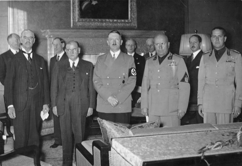 Ortadaki üçlü Edouard Daladier, Adolf Hitler, Benito Mussolini, bir görüşme sırasında